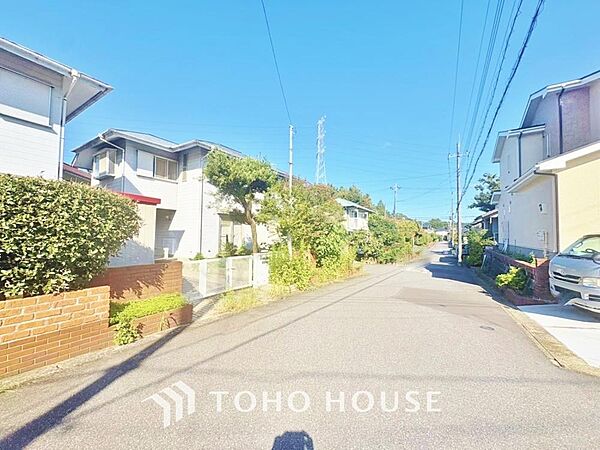 みんなが街探しのポイントにしているのは何。　第1位は過半数が支持した納得の 「交通の利便性」。続いて3割以上の人が「住環境」と「公園、緑地の充実」です。