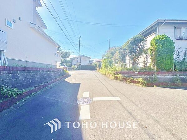 周辺に建ち並ぶ邸宅も、それぞれに個性がありながらも全体的に瀟洒な雰囲気を醸し出している邸宅街の一角。