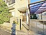 玄関：毎日みんなを見送り、そして迎え入れる場所だから。帰りたくなる家をテーマに設計した、自慢の玄関です。ご家族の『ただいま』『行ってきます』を交わすため大切な場所。