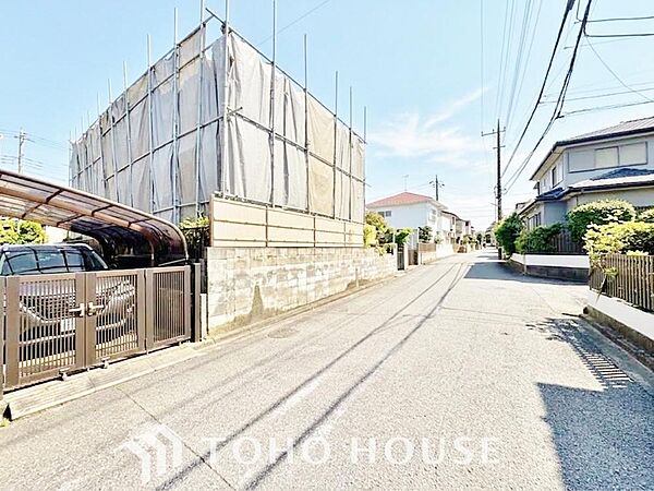 周辺環境とのコラボレーションにより明るく開放的な空間を演出しております。(※古家有更地渡し)