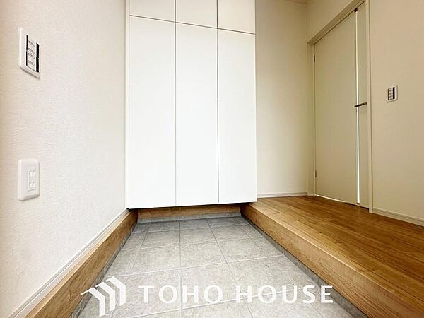 毎日みんなを見送り、そして迎え入れる場所だから。帰りたくなる家をテーマに設計した、自慢の玄関です。ご家族の「ただいま」「行ってきます」を交わすため大切な場所。