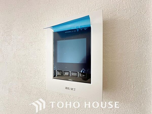 「見える安心」をカタチにしました。誰が来てもわかる様にモニター付きインターホンを設置。家事導線を考慮した個所に設置し、防犯性と利便性に優れ快適と安らぎを合わせた優しい設計。