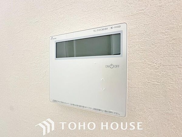 床暖房を設けられたリビングには、陽射しとともに、少しづつ装いを変える街の景観を眺めながら寛ぎの時間をお楽しみ頂けます。空気を汚さずに、優しく室内を快適な温度に保ちます