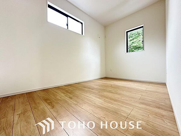 納戸は小さなお子様の遊び場専用としても活用できますね。そのままおもちゃ置き場にすることでお片付けも楽になるでしょう。