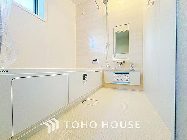 一日の疲れを癒すための心地よいバスタイムを演出する浴室はゆとりあるサイズを採用。また、足元が不安なお子様お年寄りにも安心な樹脂床材を使用致しました。