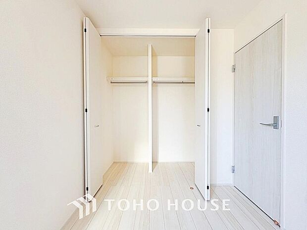 各居室にはクローゼットを完備し、家具の配置にも困らない設計がされており、採光と室内のバランスが絶妙です。