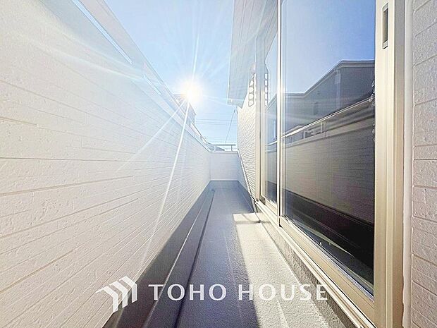 暖かい陽差しが差込むバルコニーでは、晴れた日には洗濯物が良く乾きます。また、手を伸ばせば、ふれることが出来そうな環境が、そのままインテリアになったような印象です。