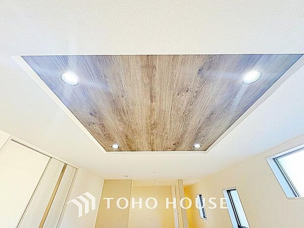 ダウンライトはリビング、玄関、廊下、トイレ、洗面脱衣室等の共用スペースの照明は、LED照明を標準採用。白熱灯や蛍光灯と比較し長寿命で省エネです。