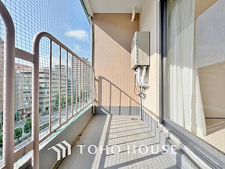 暖かい陽差しが差込むバルコニーでは、晴れた日には洗濯物が良く乾きます。また、手を伸ばせば、ふれることが出来そうな環境が、そのままインテリアになったような印象です。