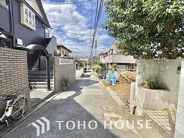 みんなが街探しのポイントにしているのは何。　第1位は過半数が支持した納得の 「交通の利便性」。続いて3割以上の人が「住環境」と「公園、緑地の充実」です。