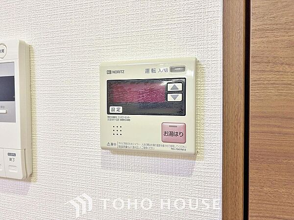 お風呂場と台所に操作リモコンがあり、キッチン近くにある給湯リモコンは、お料理の最中でもリビングで寛いでいるなかでもボタン一つで簡単に沸かせて便利ですね。