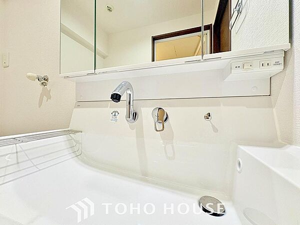洗面台には三面鏡を採用。身だしなみを整えやすい事はもちろんですが、鏡の後ろに収納スペースを設ける事により、散らかりやすい洗面スペースをすっきりさせる事が出来るのも嬉しいですね。