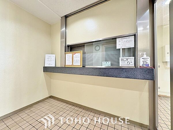 マンションのエントランスはすっきりとしたシンプルな造り。毎日の出入りもしやすく落ち着いた雰囲気のスペースになっています。