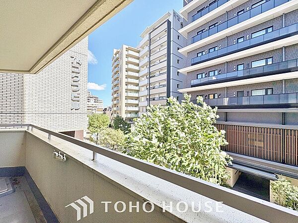 物件の陽当りや通風・仕様設備やお部屋の大きさの比較、近隣・周辺環境や街並みなど、資料には掲載していない情報が現地にはたくさんあります。　是非一度、現地をご確認ください。