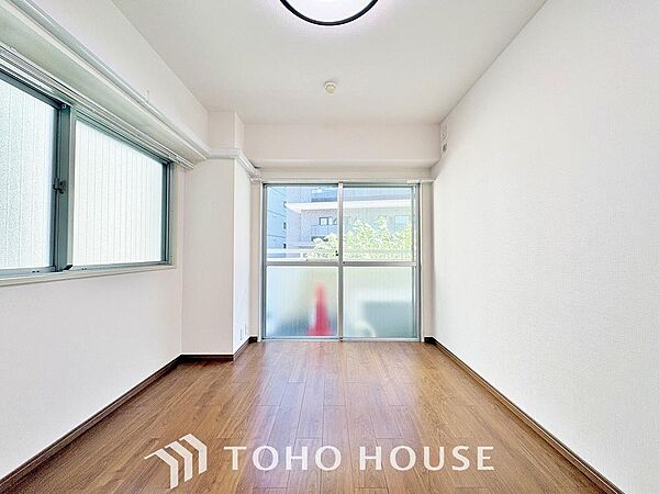 清潔感と心が落ち着くホワイトの壁紙。毎日の生活を少しでも快適に過ごして頂ける様、飽きのこない明るい雰囲気を大切にいたしました。ホッとできる癒しの空間へ。