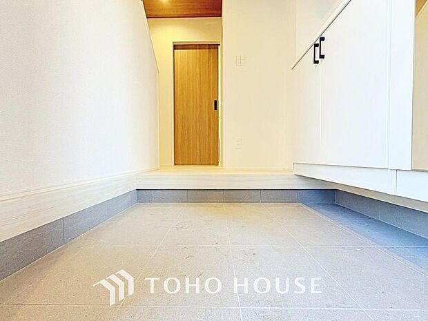 毎日みんなを見送り、そして迎え入れる場所だから。帰りたくなる家をテーマに設計した、自慢の玄関です。ご家族の「ただいま」「行ってきます」を交わすため大切な場所。