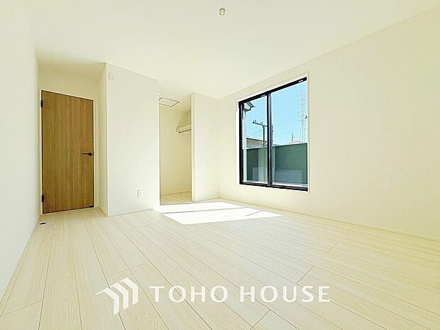 心と体をゆったりと安らげる洋室。お部屋のゆとりが大きい分だけ、暮らしの安らぎは深まります。次の日を心地よく迎えたいから、頑張った自身の心と体を労わる設計へ。