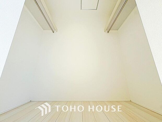 新居を構える事で、お荷物が多くなってしまいますが、本邸宅にはウォークインクローゼットがついておりますので、すっきりとした室内を演出する事が出来ます。