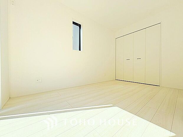 居室にはクローゼットを完備し、自由度の高い家具の配置が叶うシンプルな空間です。
