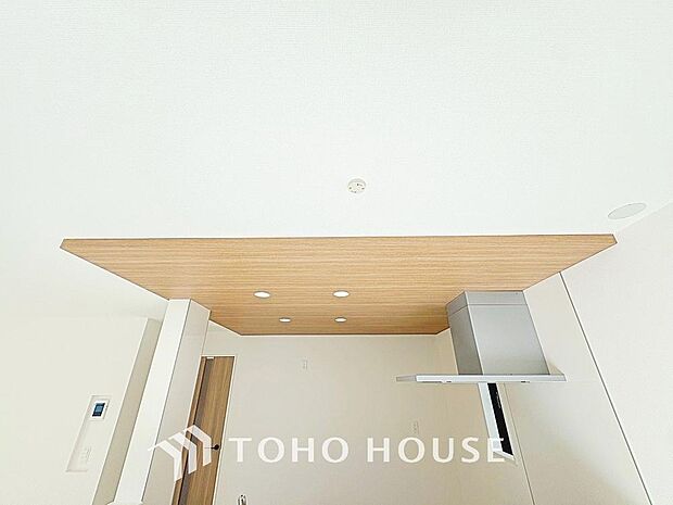 折り下げ天井とは、天井を一段下げて段差を造作することを言います。 こうすることで空間の印象を大胆に変え、デザイン性が高いものとなっております。