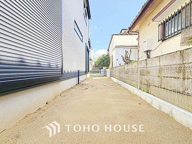 住みながらお庭を持つ。そんな贅沢が実現する戸建。日当たりも良く、家庭菜園や植栽を育てるのに適したお庭はこれからの生活に緑という癒しを与えてくれます。