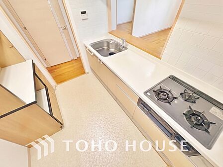 美しさと機能性に定評のあるキッチンを採用しました。高級感あるカウンター、排水一体型シンク、3口コンロ、浄水器内蔵シャワー混合栓、ディスポーザーを完備。