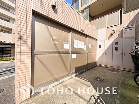 敷地内にゴミ置き場があると、外に出る必要が無いので、ごみ出しが短時間で終わります。外部の人にごみを見られたり持っていかれたりする心配がないので、防犯面も安心です。