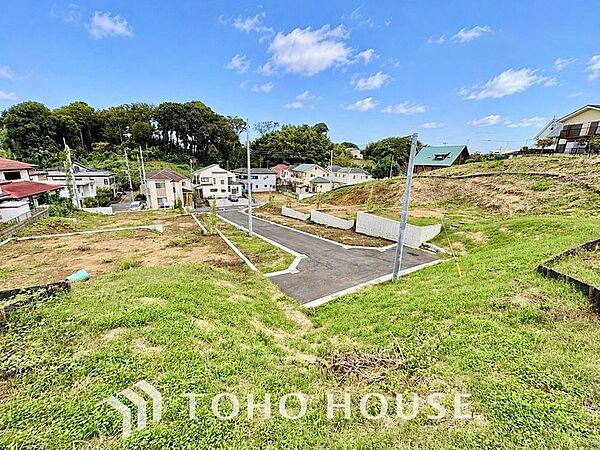 みんなが街探しのポイントにしているのは何。　第1位は過半数が支持した納得の 「交通の利便性」。続いて3割以上の人が「住環境」と「公園、緑地の充実」です。