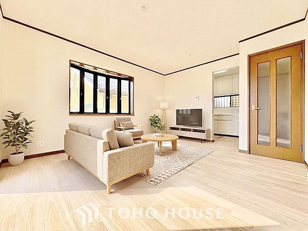 家族皆が集まる場所だからこそ、一番明るく使い勝手のいい空間に仕上げております。大切な人と沢山の思い出をこの空間で作りませんか。本日見学可能です。  (※家具AI生成)