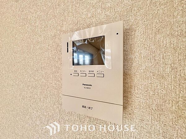 「見える安心」をカタチにしました。誰が来てもわかる様にモニター付きインターホンを設置。家事導線を考慮した個所に設置し、防犯性と利便性に優れ快適と安らぎを合わせた優しい設計。