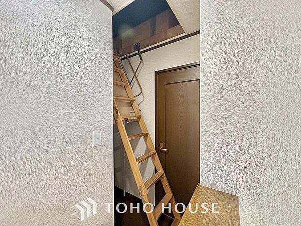 屋根裏収納はあると嬉しい大空間です。季節家電やキャンプ用品などを収納するのに非常に助かります。