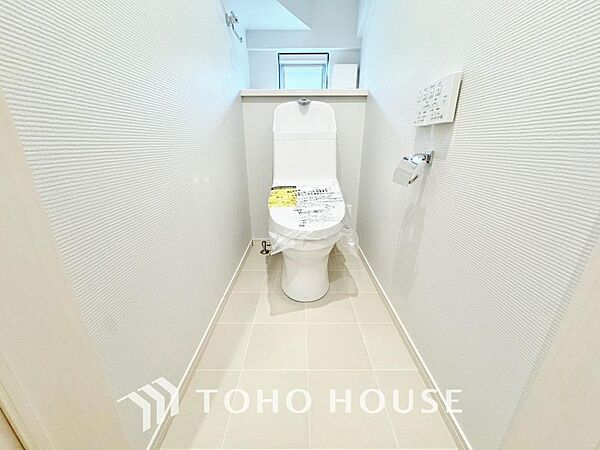 十分な広さと清潔感のあるカラーで纏まったおトイレ。時間に余裕とゆとりを持たせます。