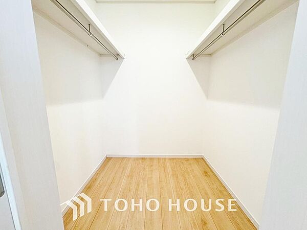 たっぷりと荷物が入るウォークインクローゼット。洋服だけでなく、帽子や鞄などファッション小物もまとめて収納できるのは嬉しいですよね。また、衣替えをする必要がないのもメリットです。