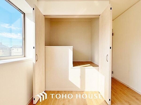 各居室にはクローゼットを完備し、家具の配置にも困らない設計がされており、採光と室内のバランスが絶妙です。