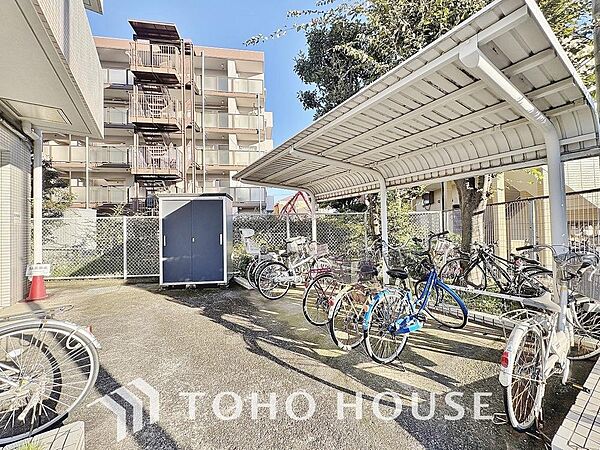 広さがしっかり確保された敷地内駐輪場。住まう方々に不便を感じさせないような、本邸宅の建築士の配慮が垣間見えます。