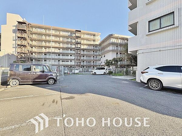 敷地内に駐車場があると、重い荷物を運ぶ距離も短くなる為、気軽に買い物を楽しめるのではないでしょうか。