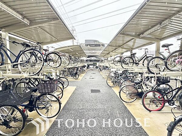 広さがしっかり確保された敷地内駐輪場。住まう方々に不便を感じさせないような、本邸宅の建築士の配慮が垣間見えます。