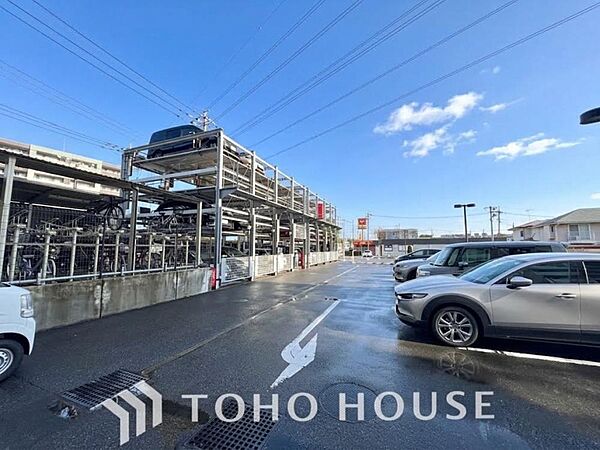 近隣の駐車場まで歩く必要がありません。 子どもや高齢者がいる世帯では駐車場から自宅までの距離が短い方が便利かつ、お荷物を運ぶ際にも距離が短い事で気軽に買い物を楽しめます。