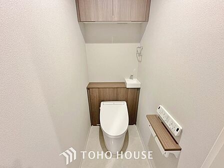 温水洗浄機能付き便座が新設されています。当たり前ですが、気になる水周り関係が全て新品というのも新築物件ならではですから、気持ちよく新生活が始められます。
