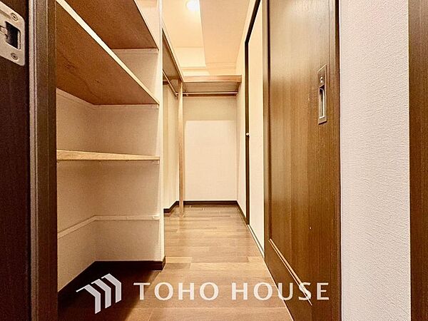 新居を構える事で、お荷物が多くなってしまいますが、本邸宅にはウォークインクローゼットがついておりますので、すっきりとした室内を演出する事が出来ます。