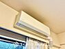 室内：エアコンは空気を汚さず場所も取らないので、お部屋を広く使えます。設置工事などの初期費用がカットできるのは嬉しいですね。