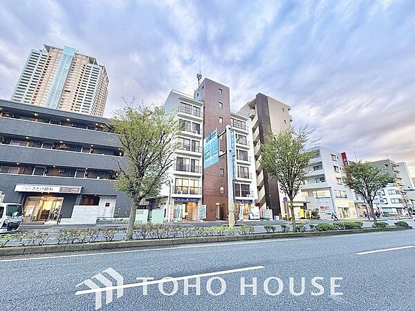 みんなが街探しのポイントにしているのは何。　第1位は過半数が支持した納得の 「交通の利便性」。続いて3割以上の人が「住環境」と「公園、緑地の充実」です。