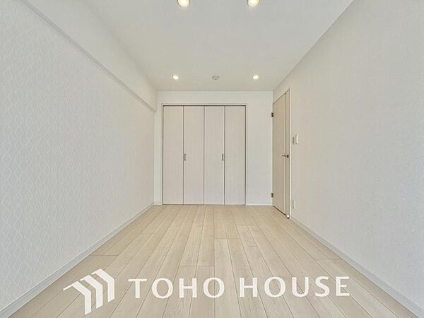 心と体をゆったりと安らげる洋室。お部屋のゆとりが大きい分だけ、暮らしの安らぎは深まります。次の日を心地よく迎えたいから、頑張った自身の心と体を労わる設計へ。