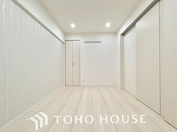 清潔感と心が落ち着くホワイトの壁紙。毎日の生活を少しでも快適に過ごして頂ける様、飽きのこない明るい雰囲気を大切にいたしました。ホッとできる癒しの空間へ。