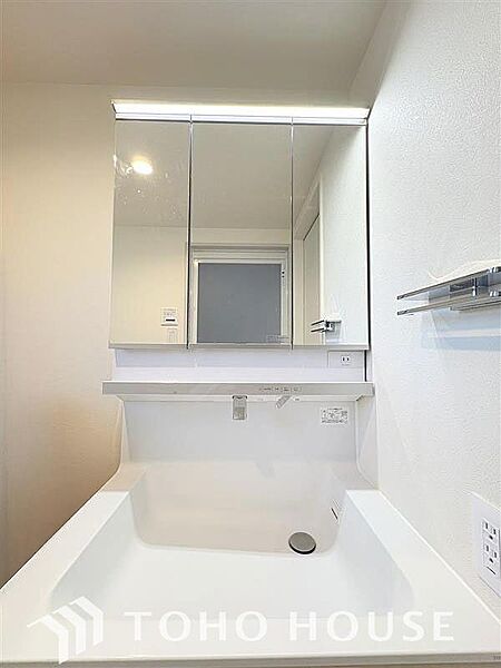 洗面台には三面鏡を採用。身だしなみを整えやすい事はもちろんですが、鏡の後ろに収納スペースを設ける事により、散らかりやすい洗面スペースをすっきりさせる事が出来るのも嬉しいですね。