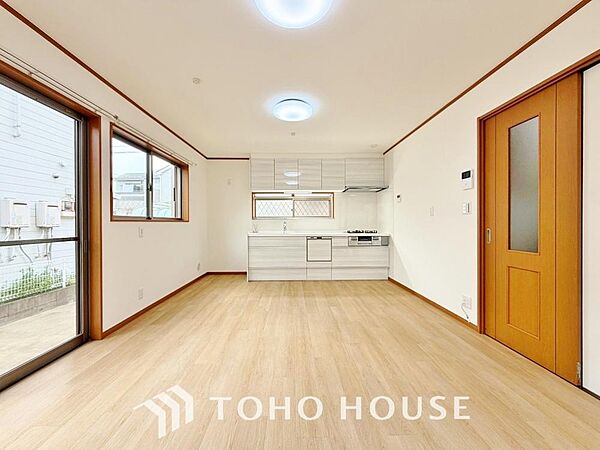 壁にキッチンを設置する分、ダイニングルームを広く使うことができます。圧迫しにくく開放的な空間を演出できるので、大きなテーブルを置く場合でも安心ですね。