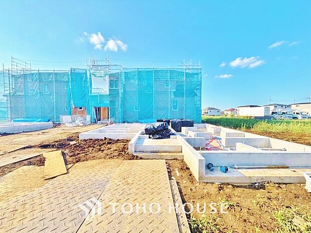 完成前だからこそ見ることのできる建築途中の様子。住まいが形になっていく過程を感じられる一枚です。