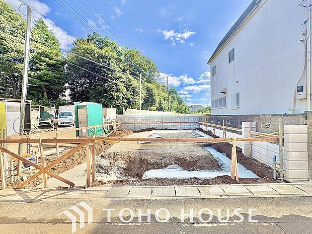 完成前だからこそ見ることのできる建築途中の様子。住まいが形になっていく過程を感じられる一枚です。