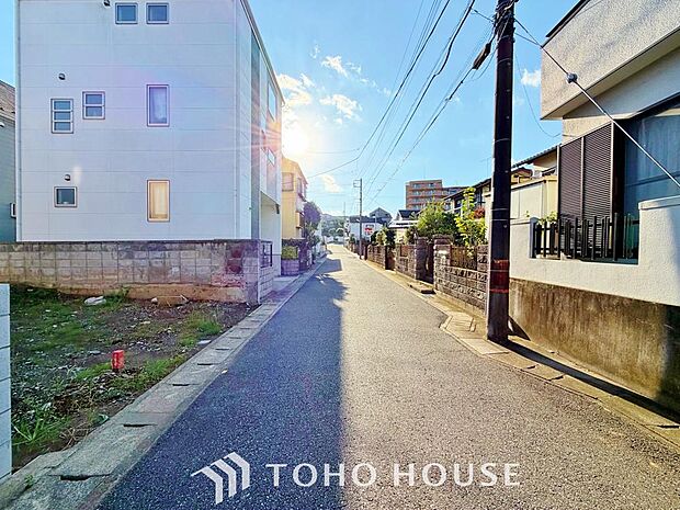 街並みの風景に包み込まれながら、瀟洒な印象も湛えて佇む邸宅を建築いたします。住まいへの拘りは環境からも！