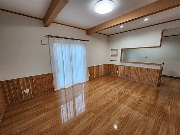 室内(2023年12月)撮影◎現地案内予約受付中！◎木の素材のあたたかみを感じられるデザインのお部屋。気持ちが落ち着き、ほっこりする空間です♪